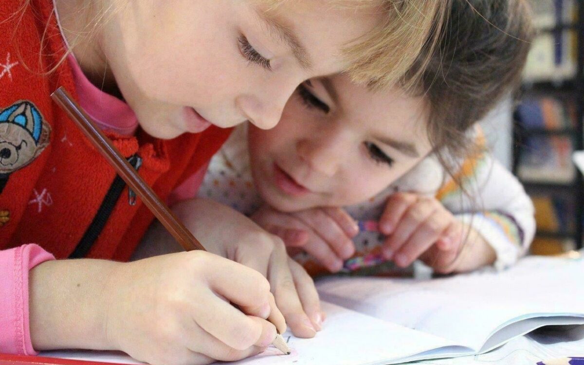 Zwei Schülerinnen schreiben im Unterricht der Grundschule Zwei Schülerinnen schreiben im Unterricht der Grundschule